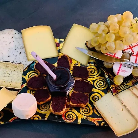 Time Stops Here At 招待所 圣伊莱尔·德列