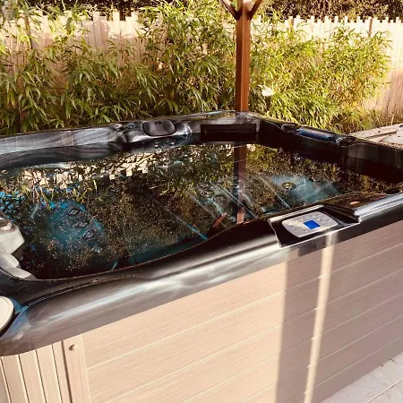 Time Stops Here At 招待所 圣伊莱尔·德列