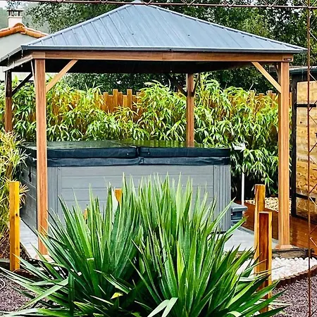 Time Stops Here At 招待所