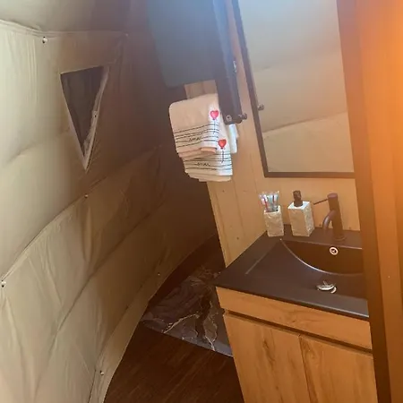 Time Stops Here At 招待所 圣伊莱尔·德列