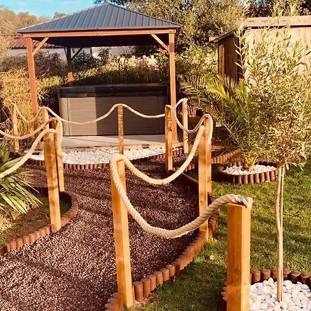 Time Stops Here At 招待所 圣伊莱尔·德列